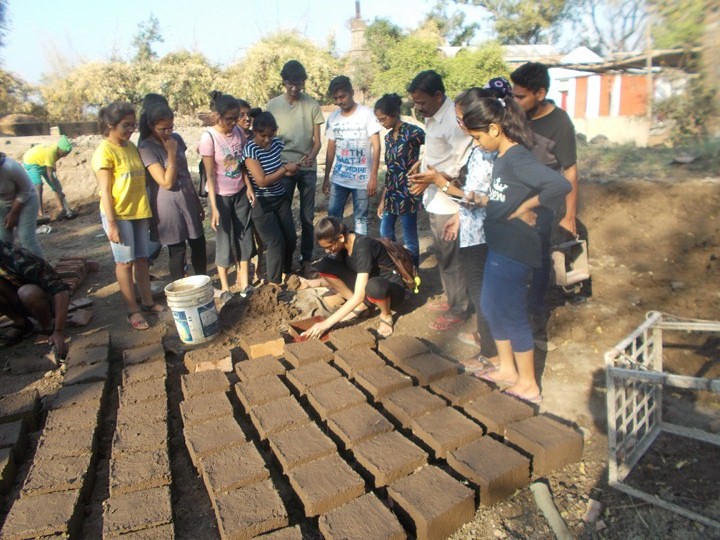 /7aa-making-mud-blocks-for-wall-construction2_33379896938_c.jpg